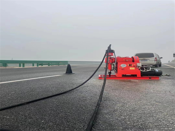 萨嘎马路路基路面开裂下沉注浆加固灌浆